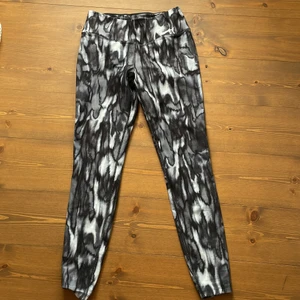 Nike träningsbyxor - Träningsbyxor från Nike som är oanvända😍 Dem är grå spräckliga och väldigt stretchiga
