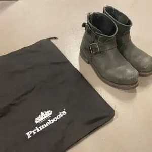 Säljer mina Primeboots i äkta läder i storlek 37. De är väl använda och har en del slitningar på främre delen av skon därav det billiga priset, men har ändå kvar att ge! Dustbag medföljer. Nypris 2799 kr. Köpare står för frakten, kan även mötas upp :)