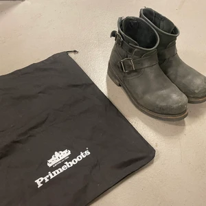 Primeboots Engineer Zip Low Black Brass - Säljer mina Primeboots i äkta läder i storlek 37. De är väl använda och har en del slitningar på främre delen av skon därav det billiga priset, men har ändå kvar att ge! Dustbag medföljer. Nypris 2799 kr. Köpare står för frakten, kan även mötas upp :)