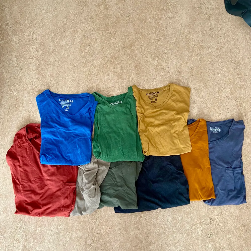 Massa olika t-shirts i olika färger, bläddra för att se passform. De är i storlek M eller L, 15kr st eller alla för 85.. T-shirts.