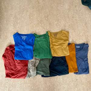 Massa olika t-shirts i olika färger, bläddra för att se passform. De är i storlek M eller L, 15kr st eller alla för 85.