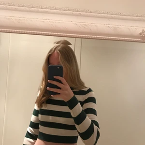 Långärmad tröja  - Långärmad tröja från zara. Använd några få gånger. Säljs pågrund av att den tyvärr inte kommit till användning så mycket. 