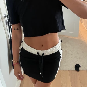 Kjol - Säljer denna svarta kjol med detaljer i strl S. Köpt för flera år sedan.