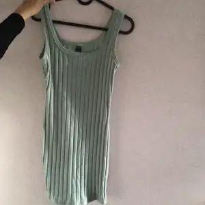 Säljer denna klänningen från SHEIN aldrig använd