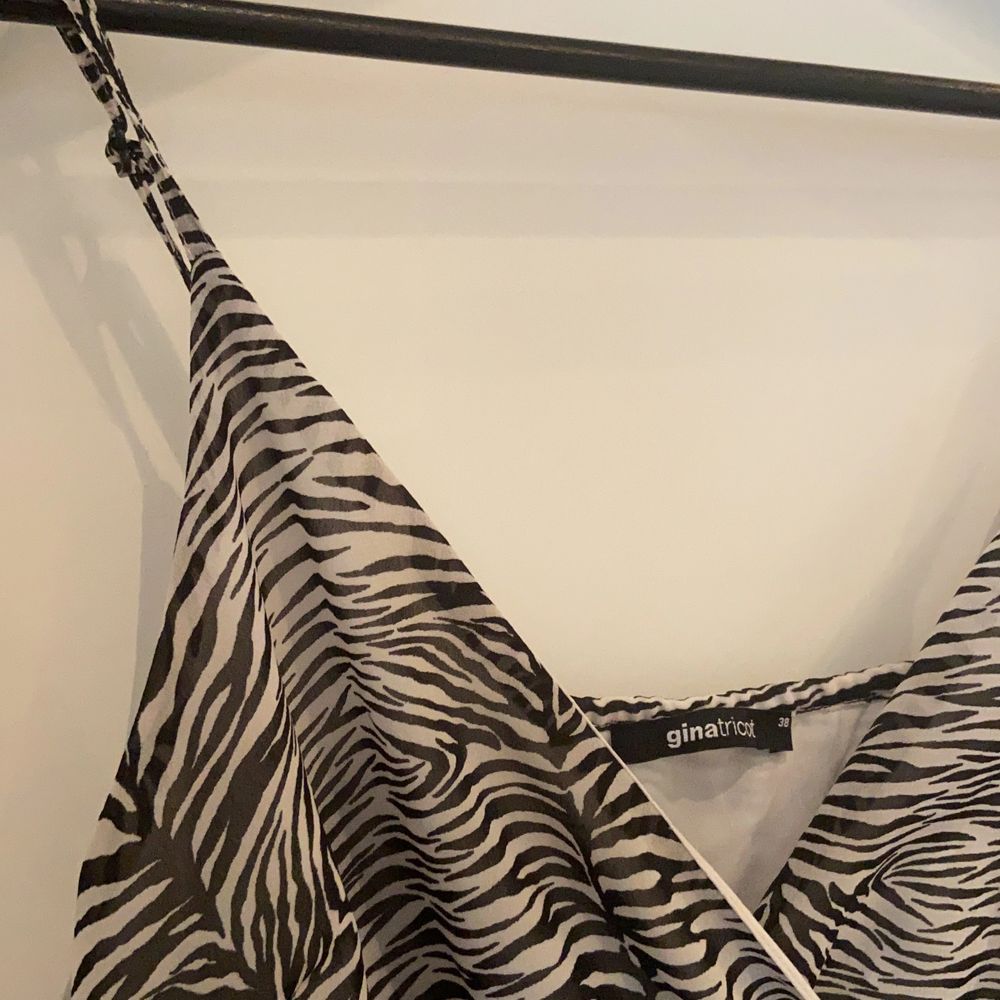 Klänning från gina i storlek 38, flexibel i storlek då det är strech i midjan och går att reglera axelbanden. Köpt second hand men aldrig använd av mig!. Klänningar.