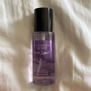 Victoria’s Secret fragrance mist 75 ml Love Spell - Endast använt några sprayar så är i stort sätt som ny! Köpt i ett kit varav denna jag inte har fått användning av. 💕