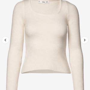Säljer denna fina stickade tröja från MANGO👌🏼 fint skick! Den är vit beige i färgen 