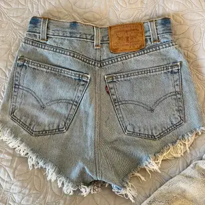 Jättefina Levis shorts i modellen vintage 505. Storlek W25. Säljer då de tyvärr inte passar som ni ser på bilden. I väldigt bra skick💋