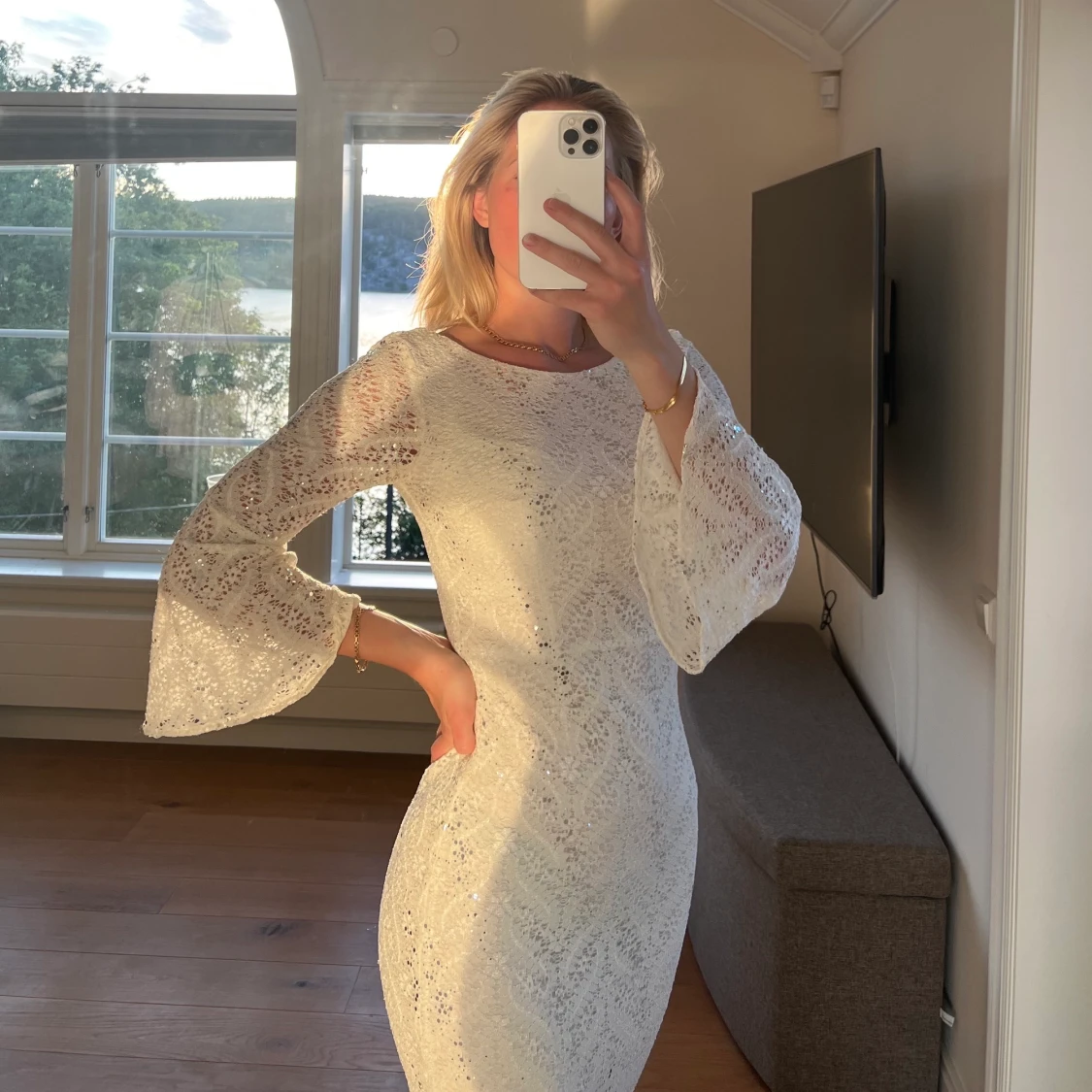 Vit, glittrig klänning 