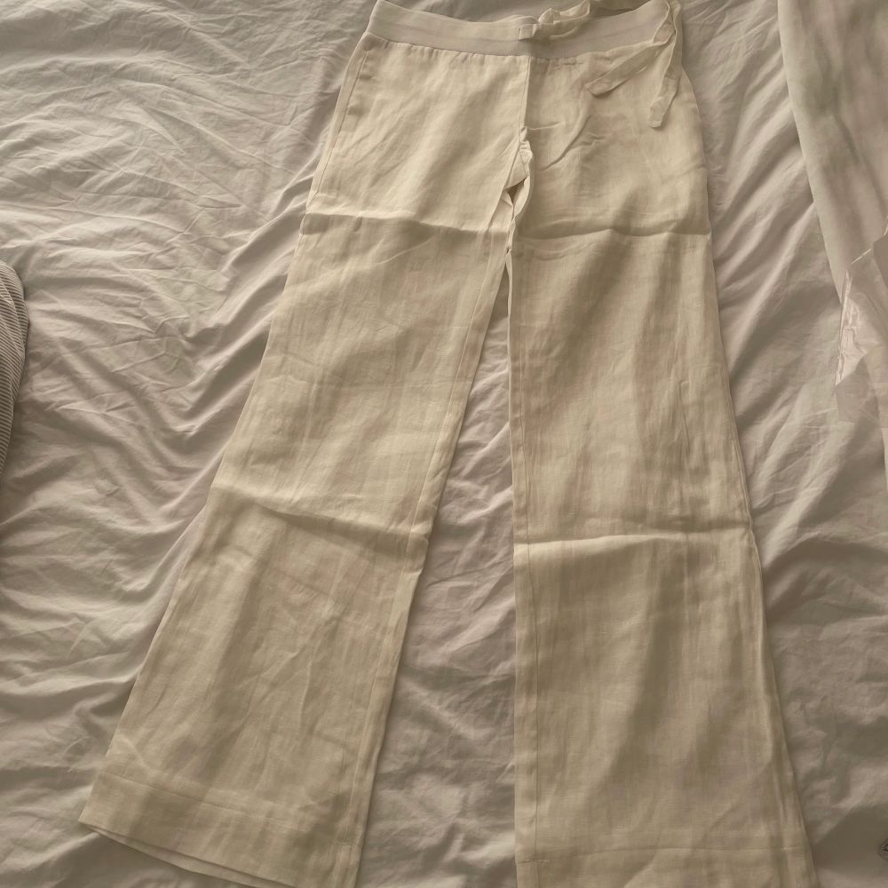 Säljer dessa linnebyxor från Lova Widerbergs märke Alobha då jag helt av misstag råkat köpa två par. Byxorna är i stl xs. Nypris: 599kr💕. De två första bilderna är lånade från Alobha labels Instagram💕 Buda på annonsen eller köp direkt för 750kr💕. Jeans & Byxor.