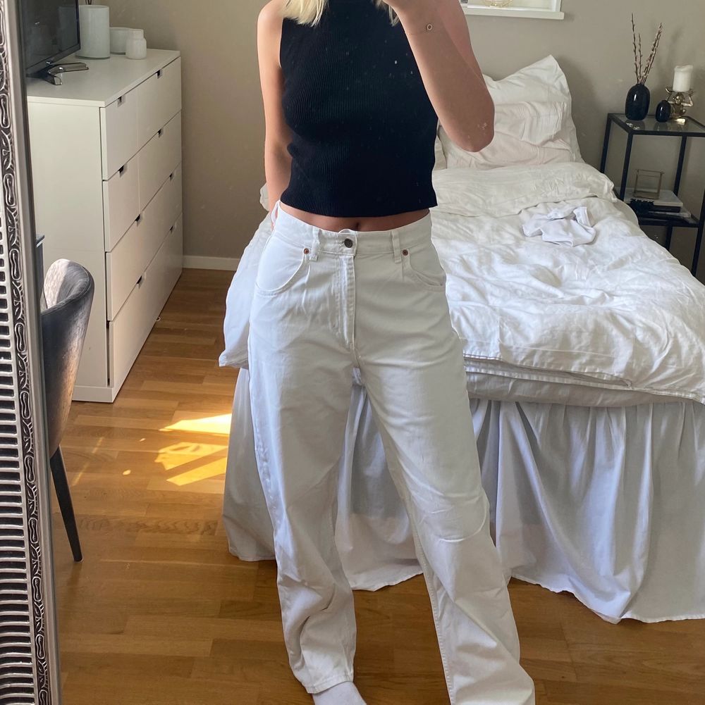 ❗️TRYCK INTE ”KÖP NU”❗️(kontakta som vanligt istället). Säljer dessa super snygga vita jeans från Zara i stl 38. Modellen på bilden är min kompis, hon är 170cm lång och bär oftast stl S☺️💖. Jeans & Byxor.