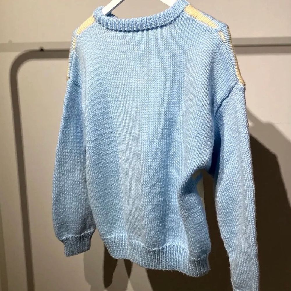 En mysig stickad tröja. Köpt här på Plick för ett tag sedan men kommer inte till någon använding längre. Bilderna är lånade från förra säljaren, skriv om egna bilder eller frågor. Säljer för 300 inklusive frakt❤️. Stickat.