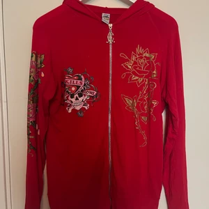 Ed Hardy tröja  - Superfin ed Hardy tröja. Står inte någon storlek men skulle tro att den är S/M 🤍