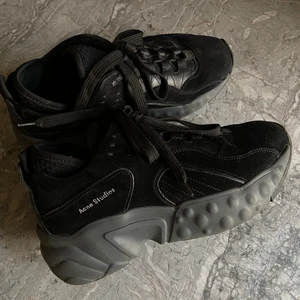 Acne Studios Manhattan sneakers strl 38 svart - Sneakers från Acne Studios ’Manhattan’ i svart mocka, storlek 38. Knappt använda, i superfint skick. Säljes pga att de inte används 🤍