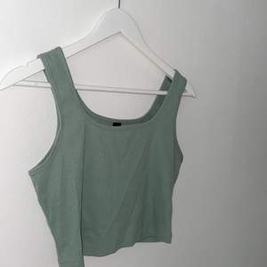 Ett fint grönt linne som är använt 2 ggr💚 frakt är inkluderat i priset💚 vill man mötas upp är det billigare. Från shein 