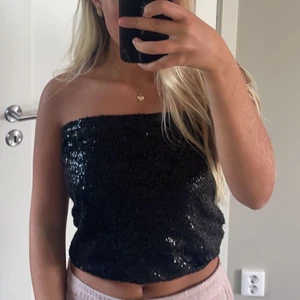 Glittrig topp - Egentligen en kjol i storlek 34 med resor men funkar lika bra som top. Passar S. Frakt tillkommer 🤍🤍 