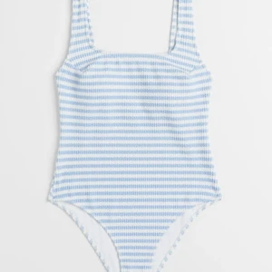 Baddräkt High leg - Blå- och vitrandig baddräkt med räfflad yta, fyrkantig ringning och högt skurna ben. Vadderade kupor med uttagbara inlägg som formar bysten och ger bra stöd. Medeltäckande bak. Jag köpte två storlekar och behöll den ena. Denna är endast provad en gång med underkläder på. Jag är 176 cm lång och väger ca 63 kg och stl. 42 passar mig bra och är för övrigt jättesnygg. Denna är alltså snäppet för liten för mig. Bilderna tagna från h&m, modellen är enligt dem 179 cm och bär stl. 36. 