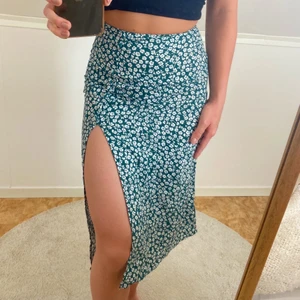 Blommig kjol - Superfin blommig kjol! Storlek XS/32 Frakt tillkommer