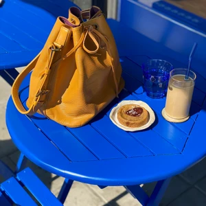 Louis Vuitton Petit Noé vintage Epi leather År1993 - Louis Vuitton Petit Noé vintage Epi leather År1993 Mått W25,H17,D19.Serienummer A21923. Den är vintage skick och kan skickas flera bilder vid intresserad. Kontrollerad av Vestiaire Finns ute på Vestiaire,Tradera och Tise. Våra instagram: thevintage.studio