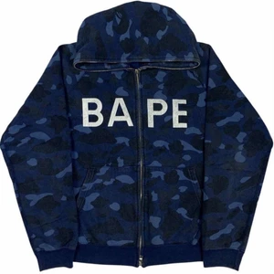 Bape zip - Vintage bape spellout camo full zip i strlk M. Fantastiskt skick för att vara ifrån 2003. Kom privat för frågor. #staytrue