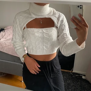 Kroppad stickat sett - Ett super snyggt stickat sett😍 säljer pga av att de ej kmr till användning:(       (HELT NY) 