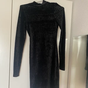 Klänning - Säljer en jättefin klänning från h&m  Använd en gång Köpt för 400 kr, säljer för 200 (+frakt)