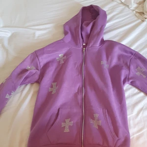 Unknown cross rhinestone hoodie  - Säljer denna fina rhinestone Zip up pga att den inte används, jätte bra skick o bara använd ett fåtal gånger, nypris 600 kr. 