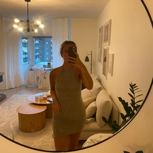 Biege klänning med öppen rygg - Biege klänning med öppen rygg.  Aldrig använd , från Nelly förra året. Storlek S 