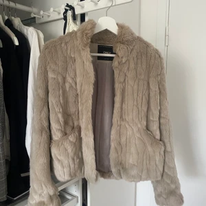 Jacka Beigenbrunt - Superfin jacka från Only i pälsimitation, strl S, i färgen beigebrunt, Nyskick på plagget, använd 1-2 ggr 💗