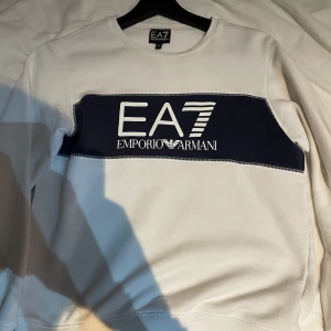 Ea7 kids 152cm - Skick 9/10 färg vit märke EA7 storlek 152 cm nypris 850kr mitt pris 300kr
