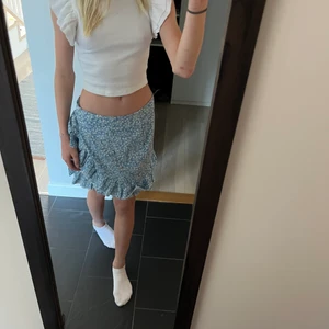 Jättefin kjol - Säljer även denna superfina kjol ifrån shein, som är i väldigt bra skick. Passar mig som är 163cm💗 säljer för att den inte kommer till användning, kontakta mig för fler bilder elr funderingar💗Köpare står för frakt