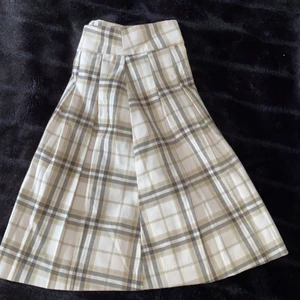 Rutig kjol från new Yoker/ storlek S - En kjol i ett jättebra skick (använd 1 gång).Med knapp och dragkedja så att det ska bli enklare att sätta på. Passar  bra till docs skor och knästrumpor. 