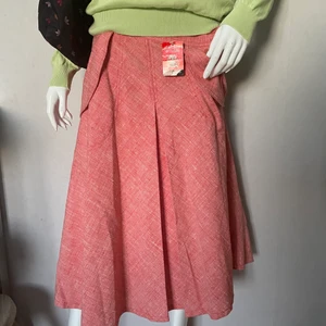 Ny Retro Kjol från 70 talet  - Ny Retro Kjol från 70 talet. Från italienska modehuset Confezioni di Lusso.  Hej vi säljer märkes kläder och skor från bl.a reklamjobb och film och tv industrin, fotojobb mm. Skicket på det vi säljer är  *Ny *Nyskick *Bra skick 