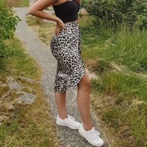 Leopard kjol stl XS - Säljer denna leopardkjol i stl XS. Använd fåtal gånger.   Köparen står för frakten 