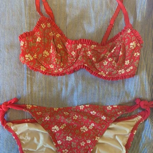 Marc Jacobs bikini - Säljer den här Marc Jacobs bikinin då den är för liten för mig, väldigt söt och i bra skick ✨