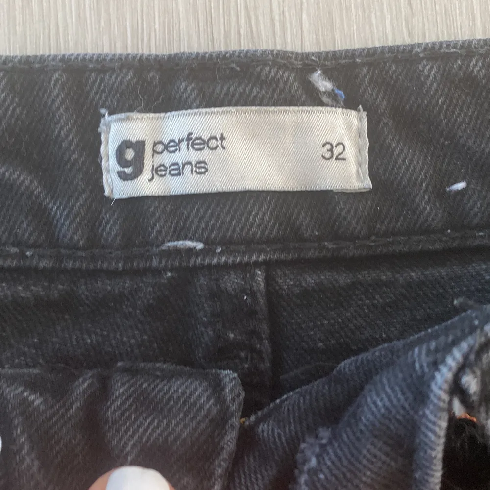 Nu säljer jag dessa jeans pga för tajta/försmå, dom är väl använda men endå i ett bra fint skick 💖🥰köpta från Gina för 599kr men säljer för 200+frakt(25kr)☀️💘💖priset kan diskuteras! Står att frakten kostar 29❌. Jeans & Byxor.