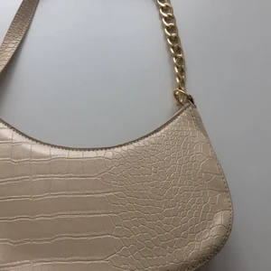 väska🧚🏽‍♀️ - Köpte denna väskan för två veckor sen och har bara använt 2 gånger så kände för att sälja den nu, ganska fint skick 