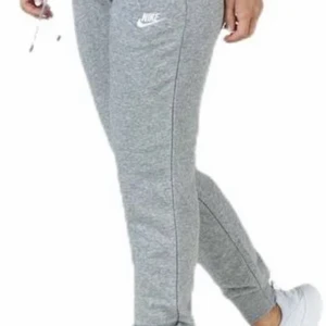 Gråa mjukis Nike dam - Säljer dessa då dem ej kommer till användning mer. Köpta på stadium för 499kr förra året. Passar S/M