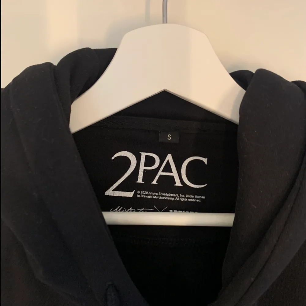 en tupac hoodie knappt använd🤟🏼 oversized fit, superbra skick, köpt för 525kr.. Hoodies.