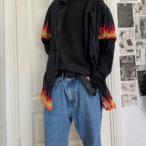 Blus - Blus/skjorta med ärmar och eld på topparna. 