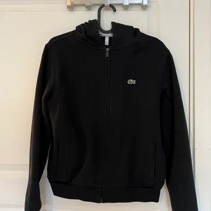 lacoste hoodie  - en lacoste hoodie i strl 164! sitter bra på mig som är 165 lång och vanligtvis bär S!
