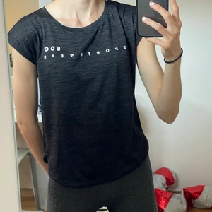 Träningströja - En svart tränings t-shirt med tryck. Fint skick. Passar XS och S❤️