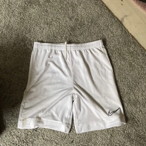 Snygga vita Nike shorts - Jättefina inga hål eller likandnde