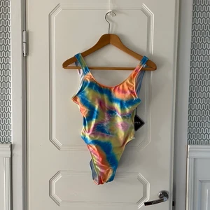 Baddräkt i tie dye - Baddräkt från Zaful med öppen rygg och uttagbara inlägg. Aldrig använd.