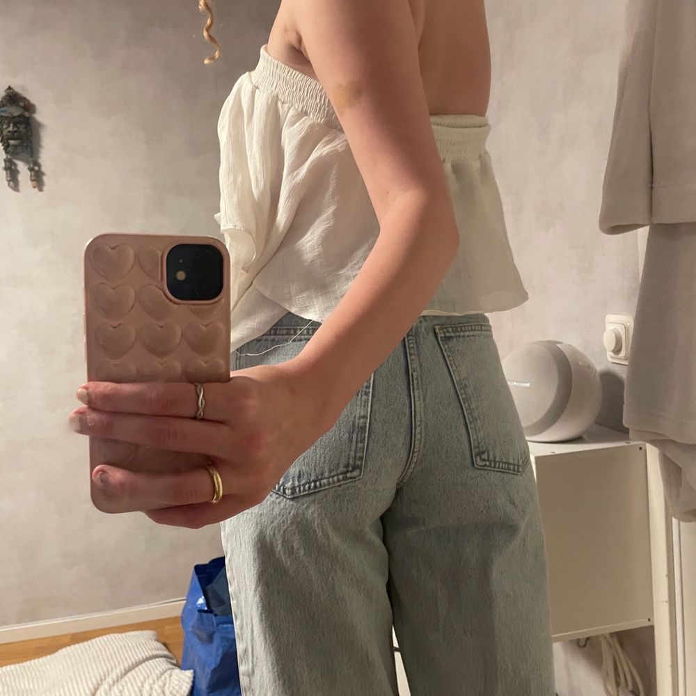 Dessa jeans är jätte bra om man är lång, dem sitter jätte fint i rumpa och bra i längd. Säljer då dem blivit lite tajta på mig.🥰 storlek 38 och funkar bra i längden för mig som är 173. Jeans & Byxor.