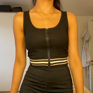 Svart tröja - Svart basic tröja från monki med dragkedja 