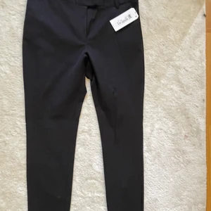 Kostymbyxor  - Helt nya oanvänd kostymbyxor som har tagen kvar. 