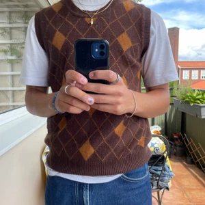 STICKAD LAMMULL VÄST FRÅN J. LINDEBERG  - STICKAD MJUK LAMMULLS VÄST FRÅN J. LINDEBERG MED RUTIGT MÖNSTER  MATERIAL: MJUKT LAMMULL OCH ANGORA, INTE STICKSIG  Modellen är 180cm och väger 75kg  SKICK: Väldigt bra skick 