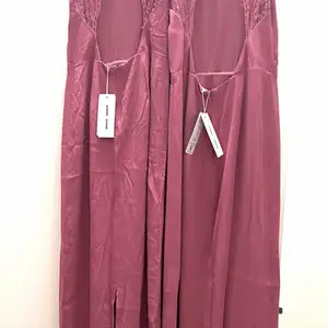 Två klänningar (kan köpas en och en) storlek XS och S.  Färg gammal rosa. Ord prins 1400 SEK 