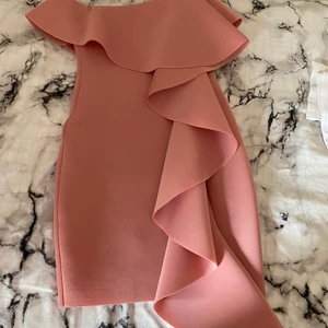 Klänning - En jättefin festklänning från Asos i mycket bra skick. Endast använd två gånger. 